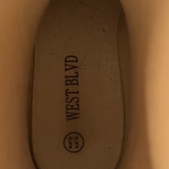 West Blvd zebra print rain boots in EUC. Size 5.5. Black and white. - Picture 8 of 10